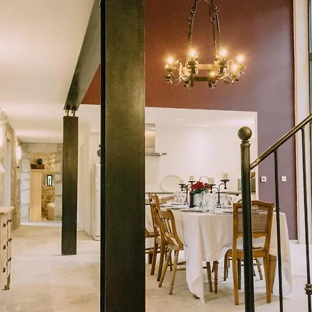 Chateau De Larrouze Gite 住宿加早餐酒店 康顿
