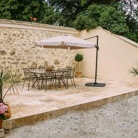 Chateau De Larrouze Gite 住宿加早餐酒店