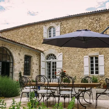 Chateau De Larrouze Gite 住宿加早餐酒店